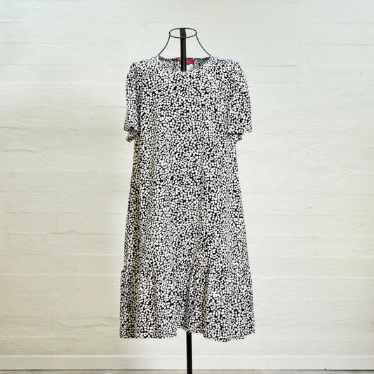 Aleksiina Design Kara mekko mustavalkoinen