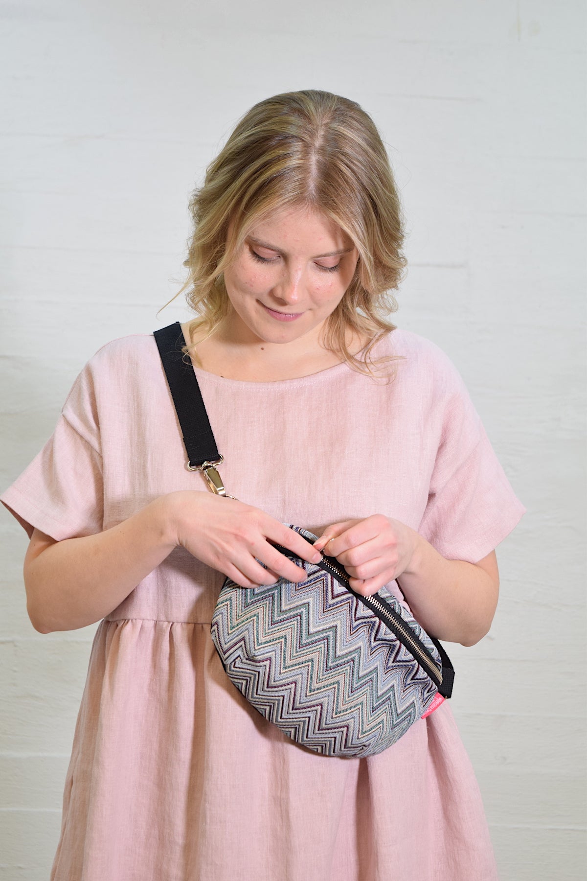 Olga crossbody -laukku tummansininen