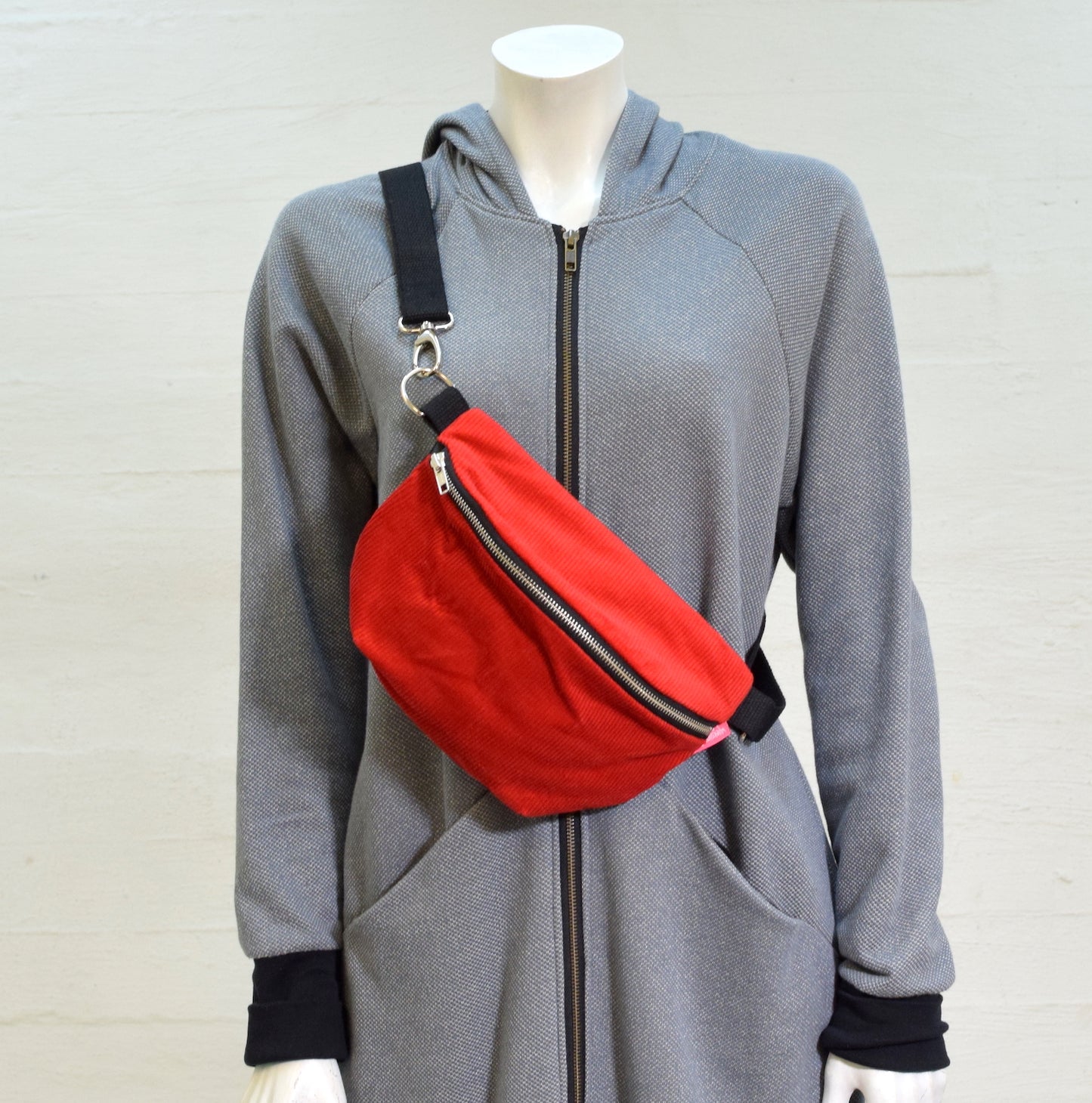 Olga crossbody -laukku vakosametti, punainen