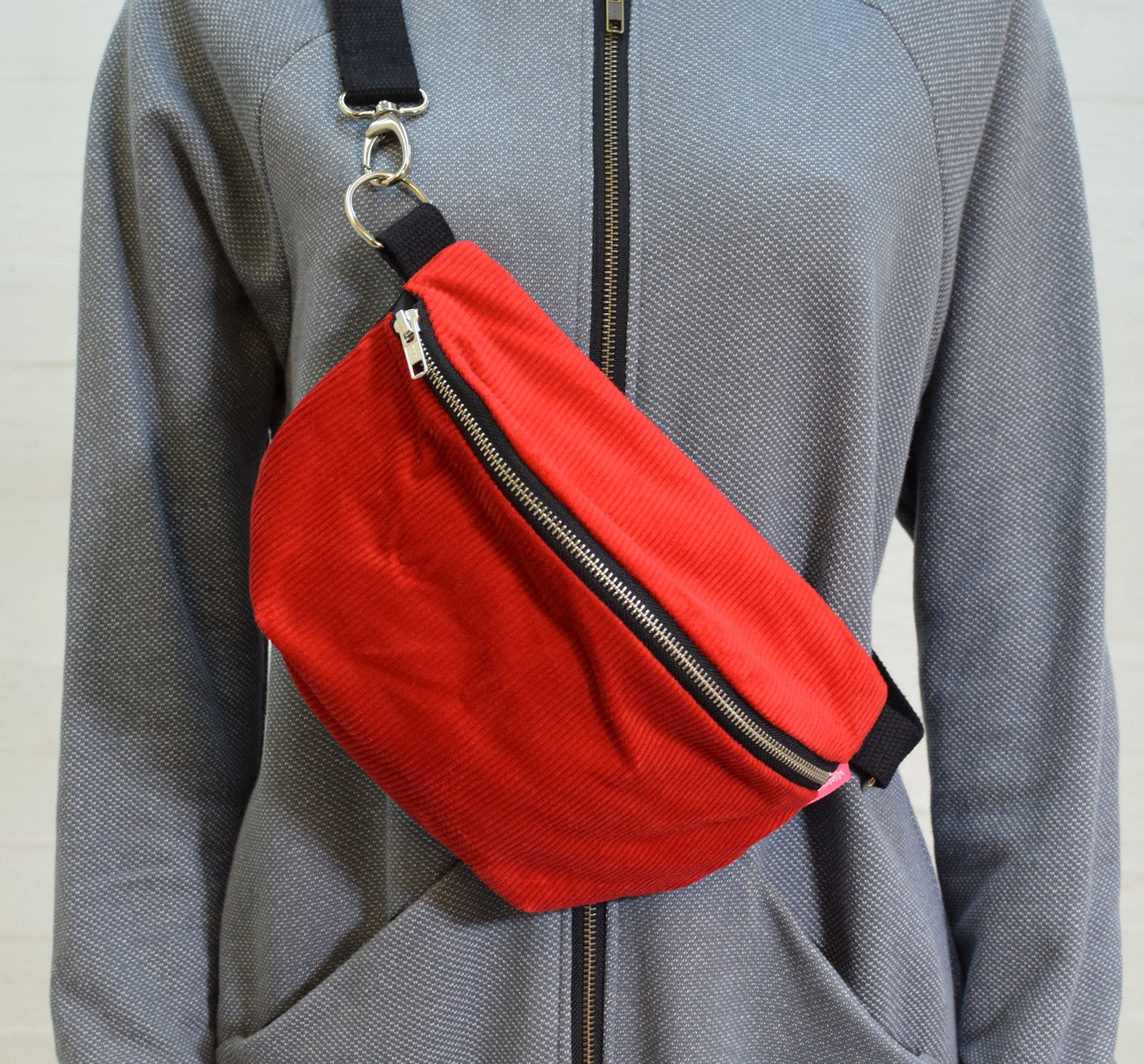 Olga crossbody -laukku vakosametti, punainen