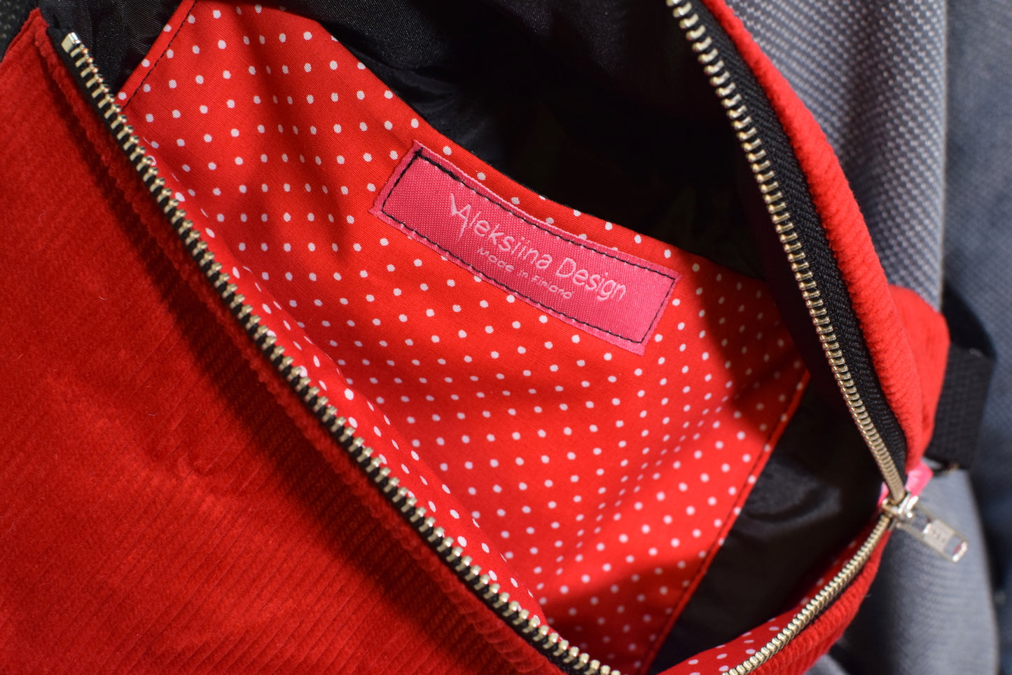 Olga crossbody -laukku vakosametti, punainen