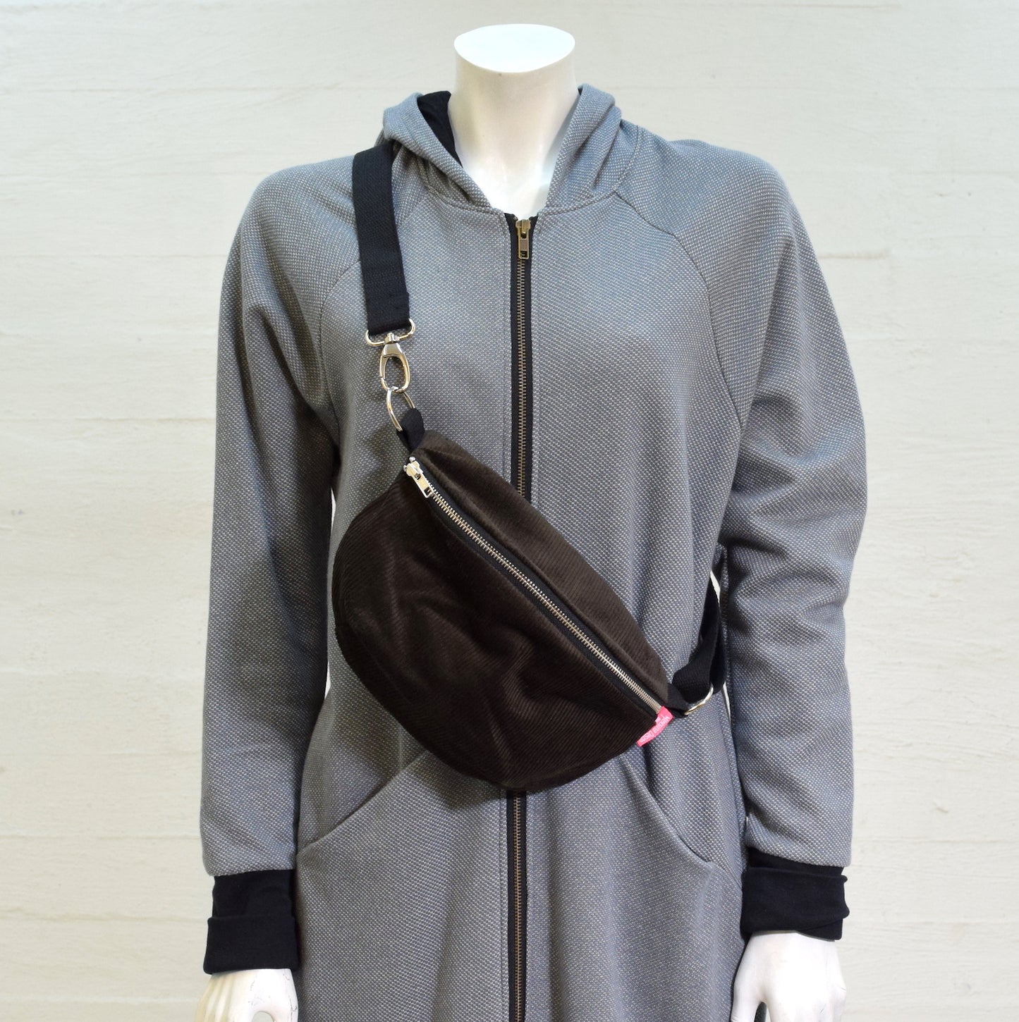 Olga crossbody -laukku vakosametti, ruskea