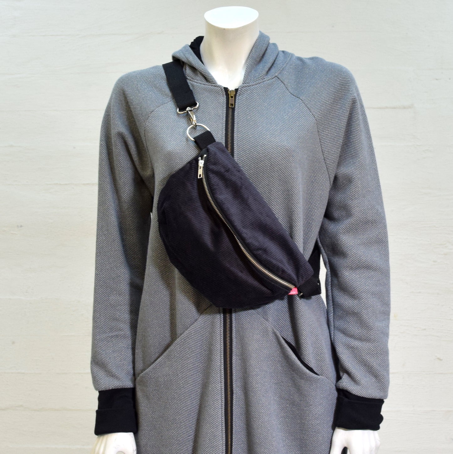 Olga crossbody -laukku vakosametti, siniharmaa