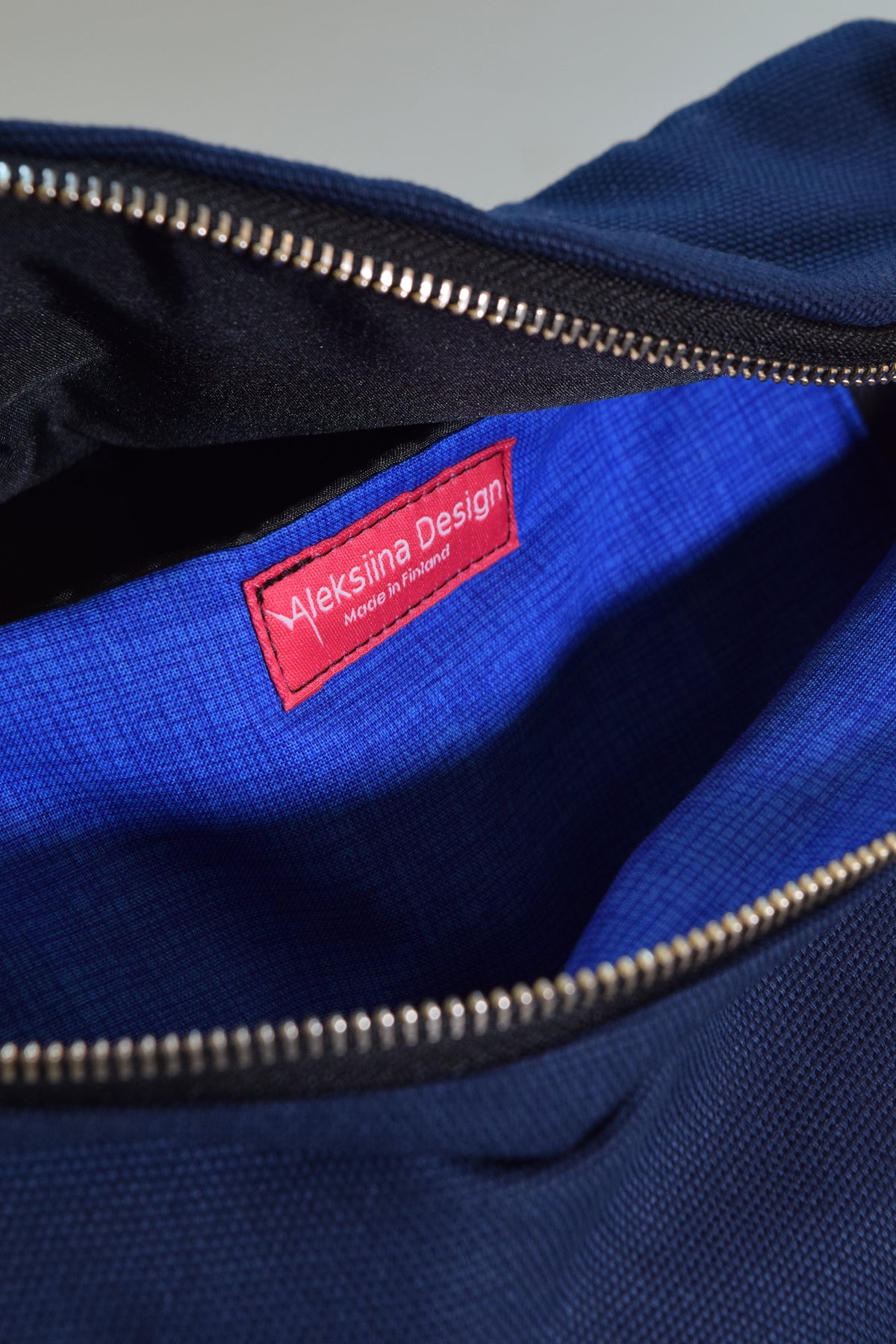 Olga crossbody -laukku tummansininen