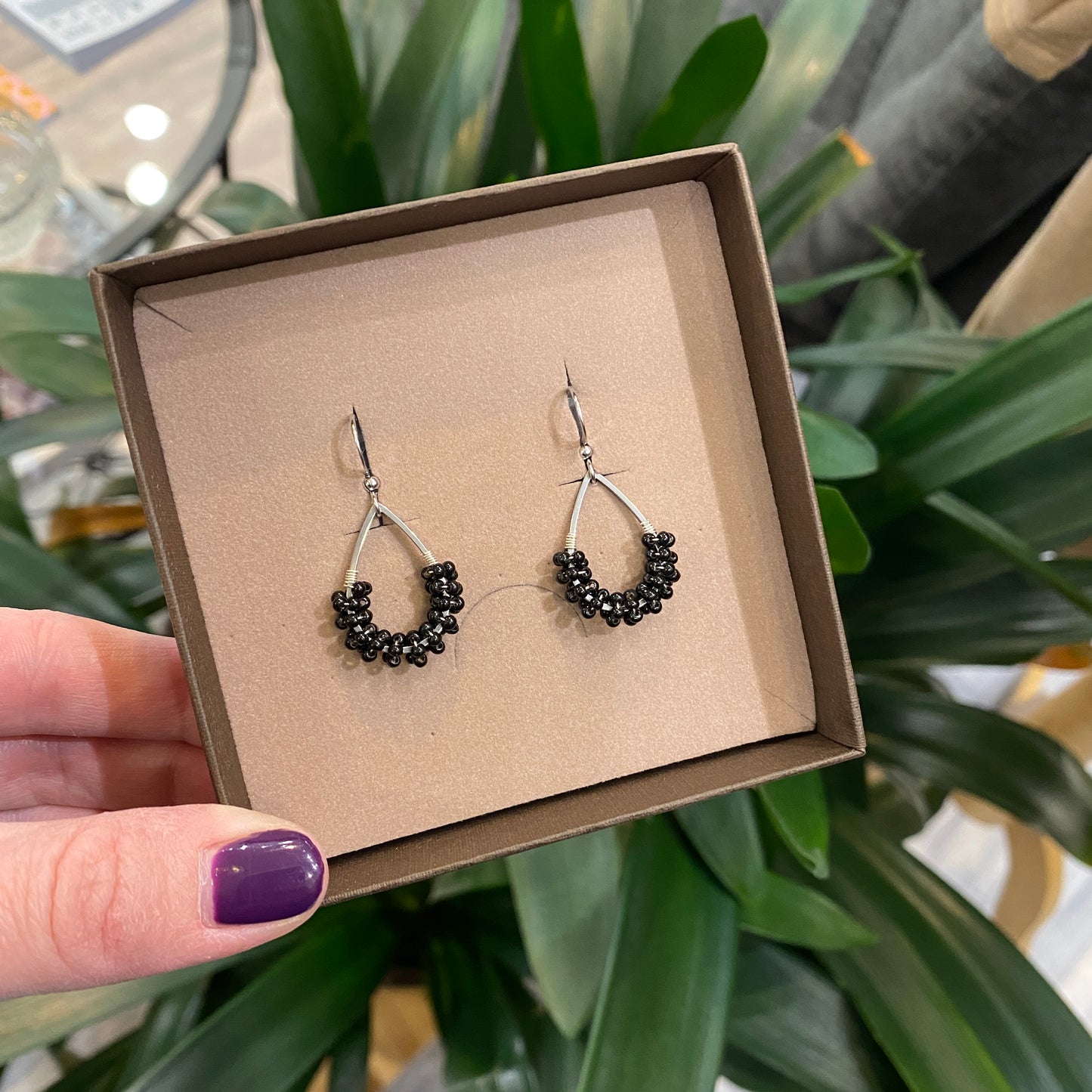 Mini Glasörhängen Droppiga Svarta