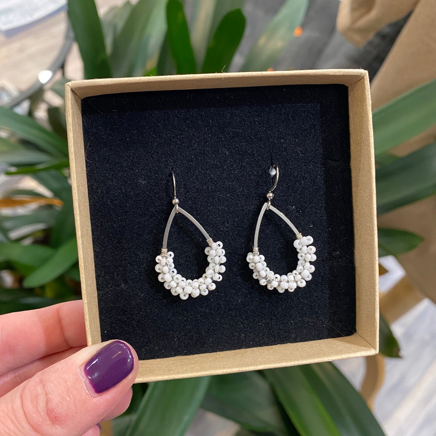 Glasörhängen Droppiga Vita