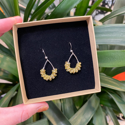 Mini örhängen i glas gult