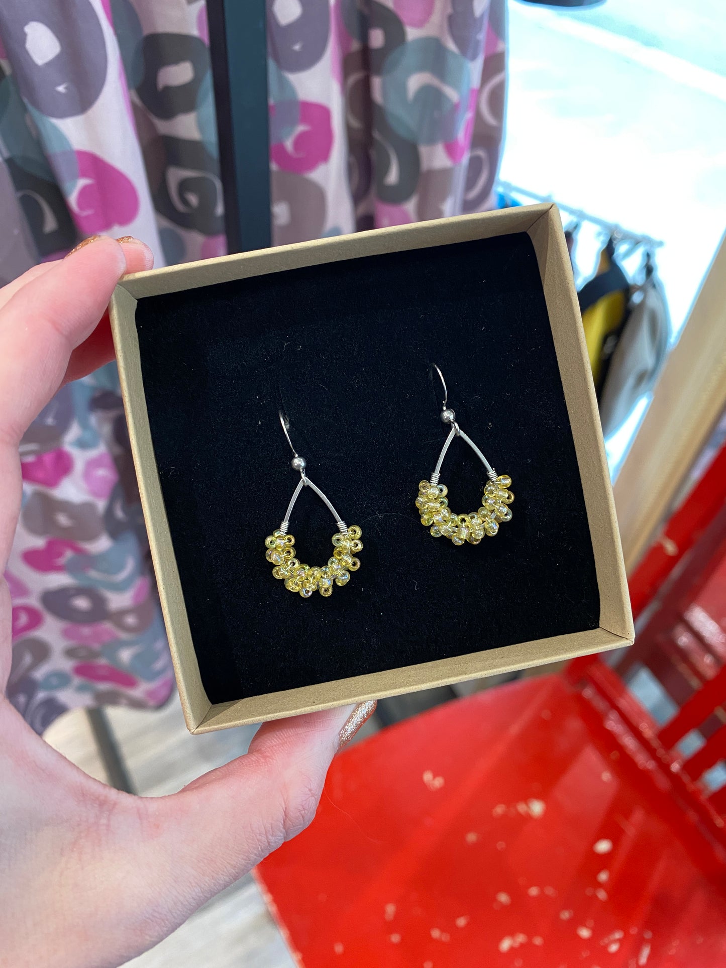 Mini örhängen i glas gult