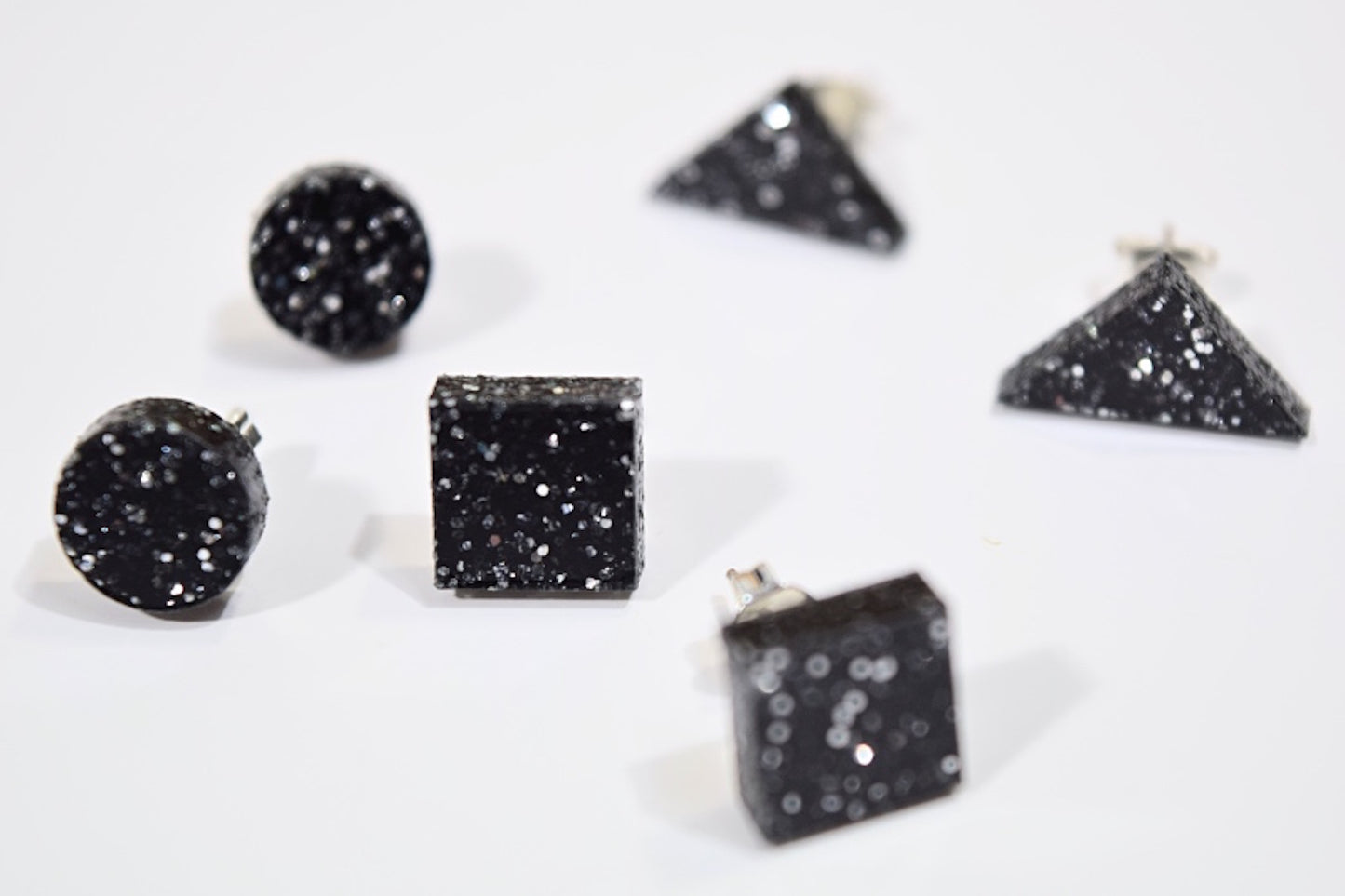 Basic Glitter Nappikorvakorut Musta Ympyrä