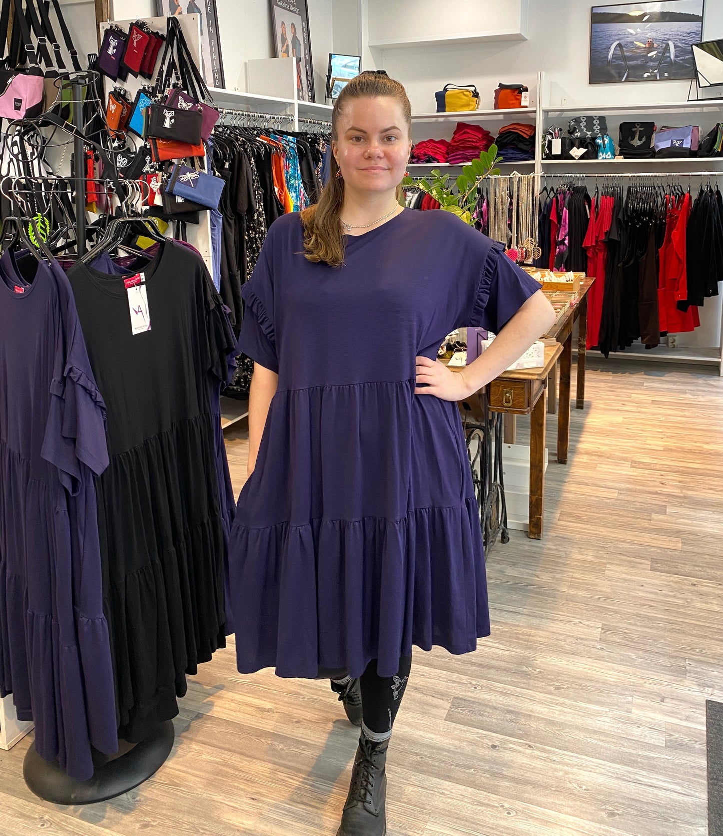 Alina Mekko, Tummansininen