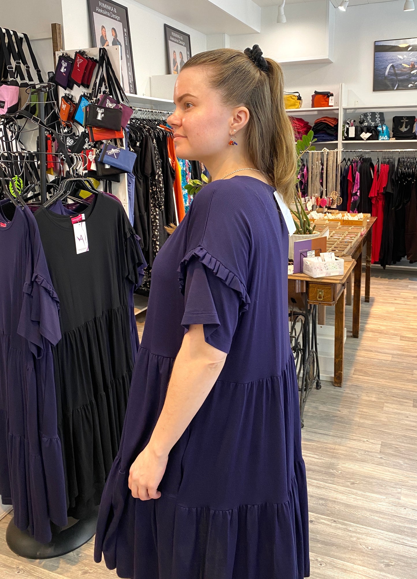 Alina Mekko, Tummansininen