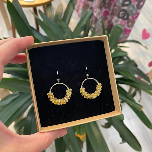 Mini örhängen i glas Cirkel Gul