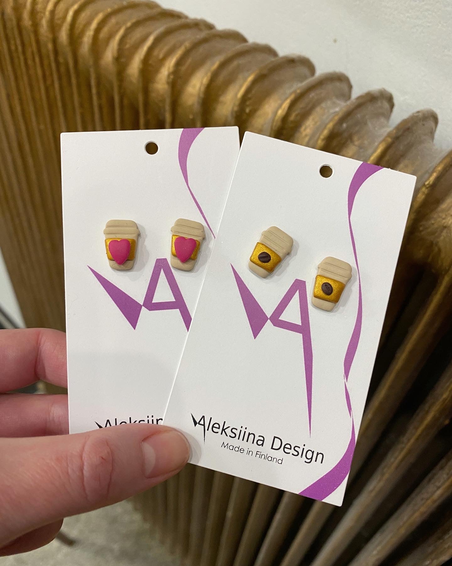Aleksiina Design Kahvia nappikorvikset, kahvipapu