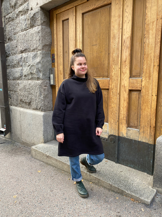 Aleksiina Design Kirsikka Collegemekko Musta