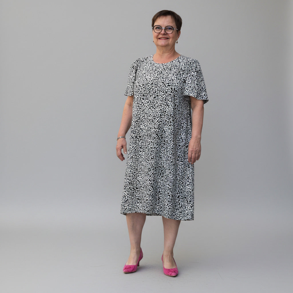 Roosa mekko mustavalkoinen