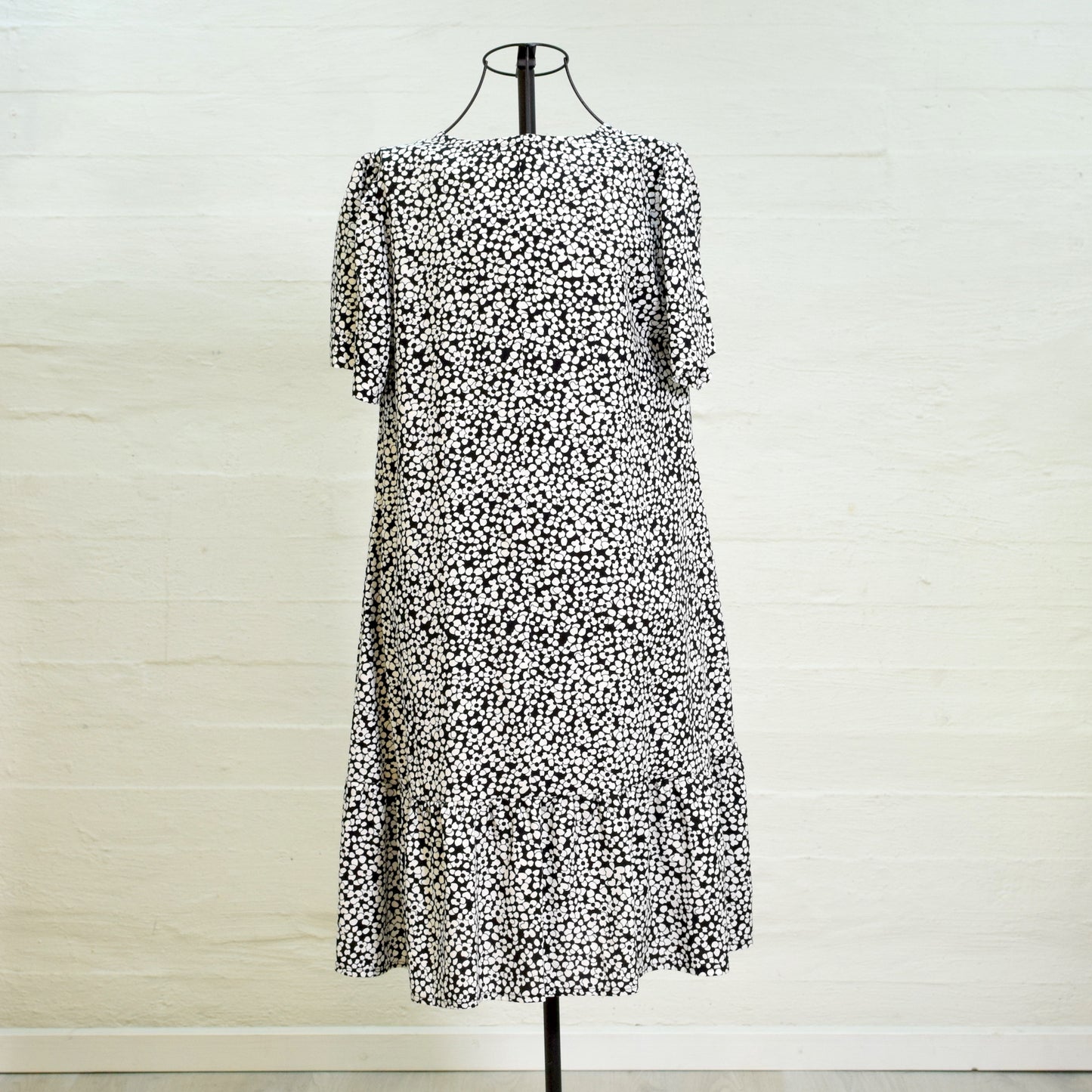 Aleksiina Design Kara mekko mustavalkoinen