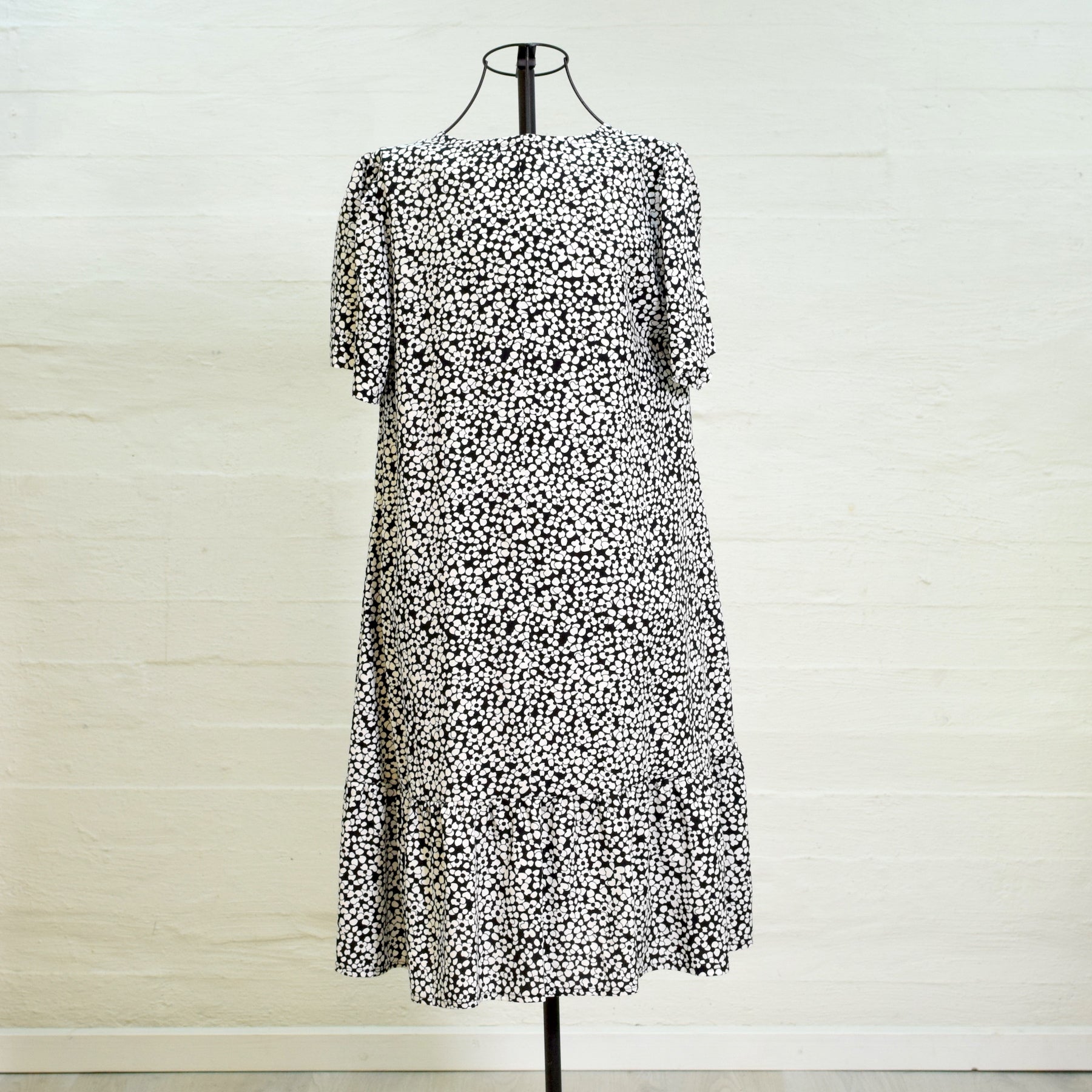 Aleksiina Design Kara mekko mustavalkoinen