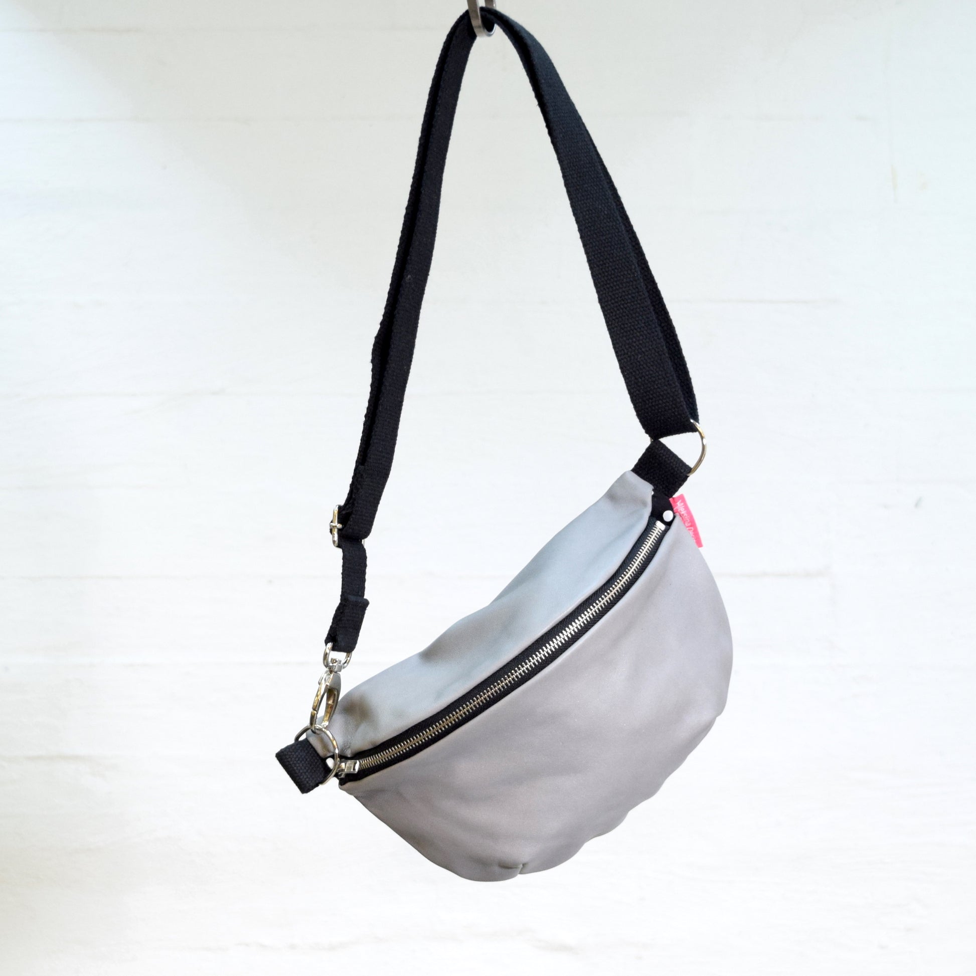 Aleksiina Design Olga crossbody -laukku nahkaa harmaa