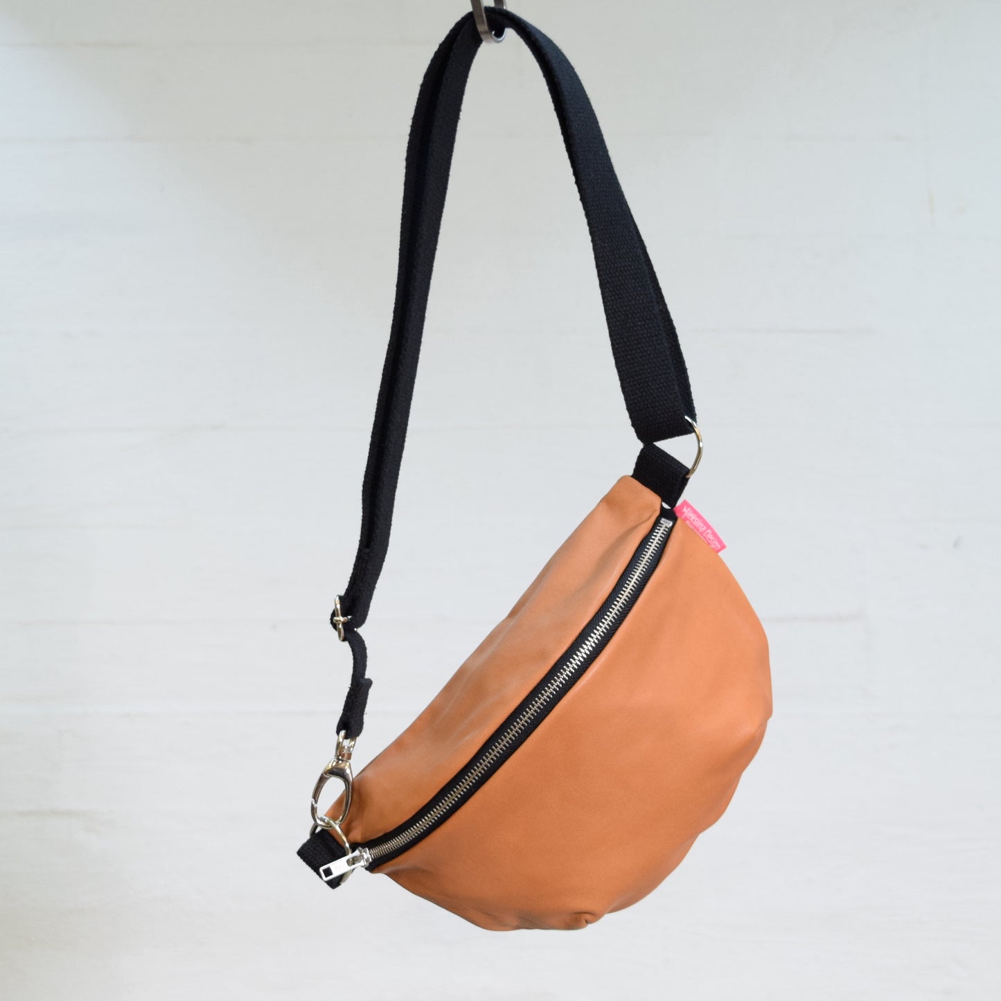 Aleksiina Design Olga crossbody -laukku nahkaa konjakin ruskea