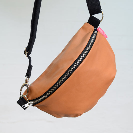 Aleksiina Design Olga crossbody -laukku nahkaa konjakin ruskea