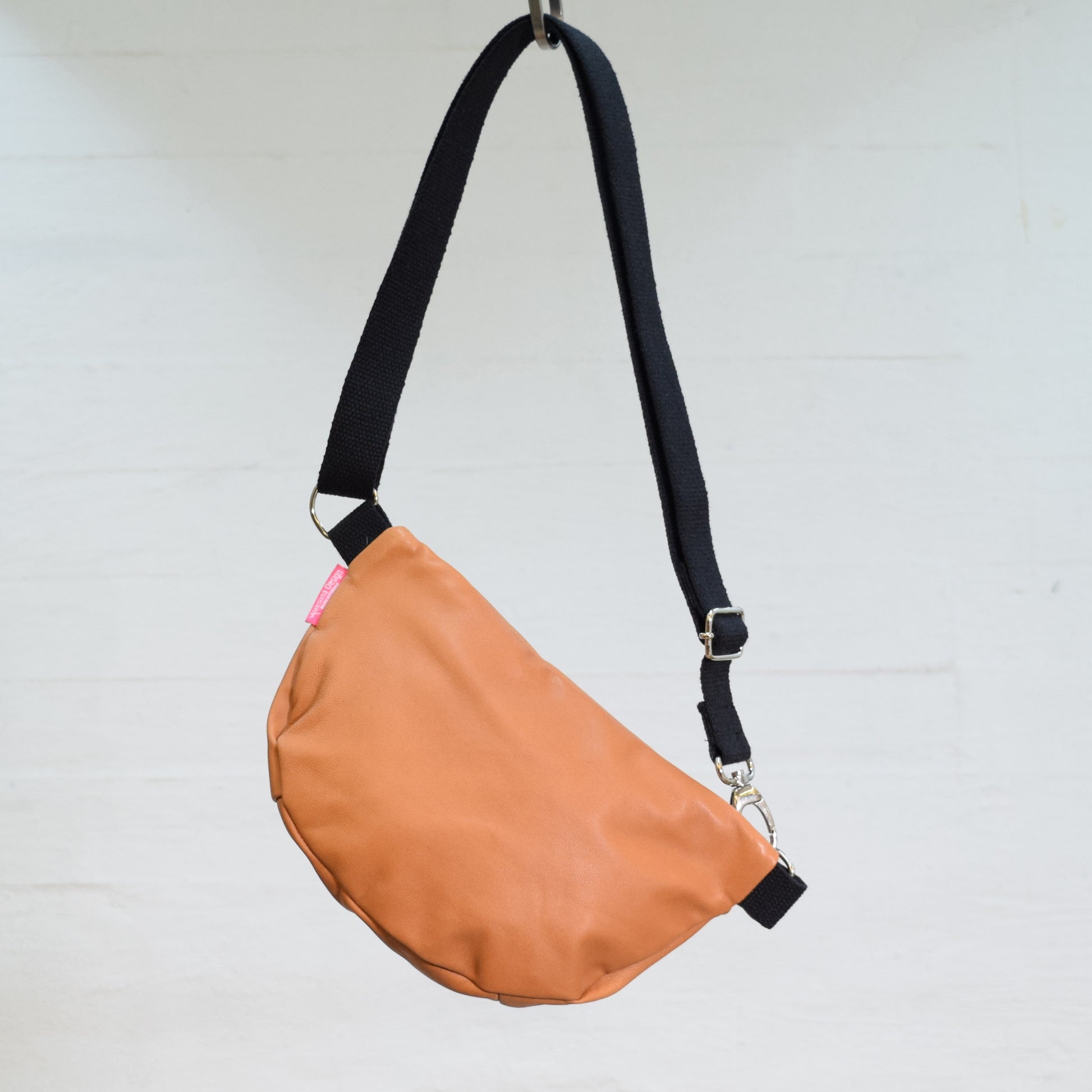 Aleksiina Design Olga crossbody -laukku nahkaa konjakin ruskea