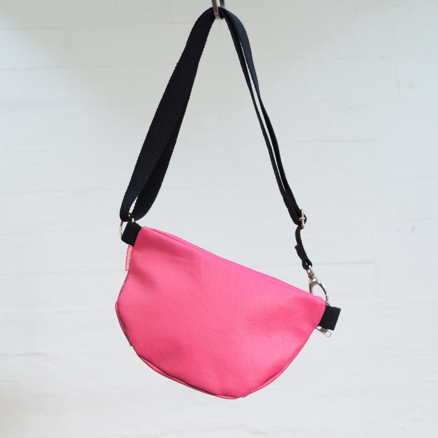 Aleksiina Design Olga crossbody -laukku nahkaa pinkki takaa