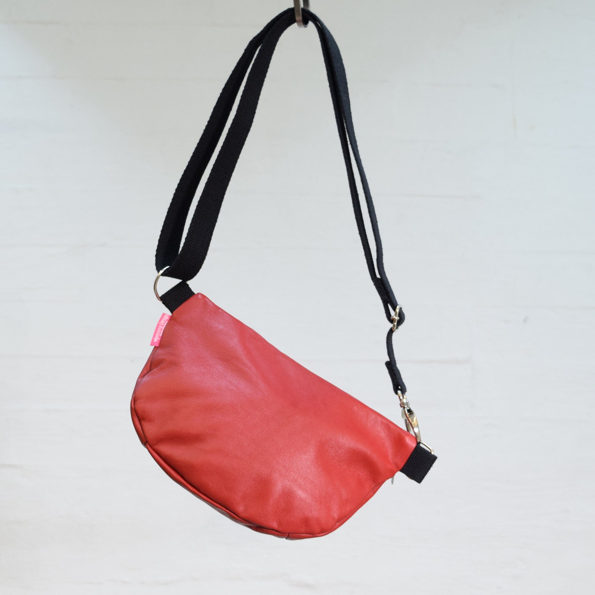 Aleksiina Design Olga crossbody -laukku nahkaa punainen takaa