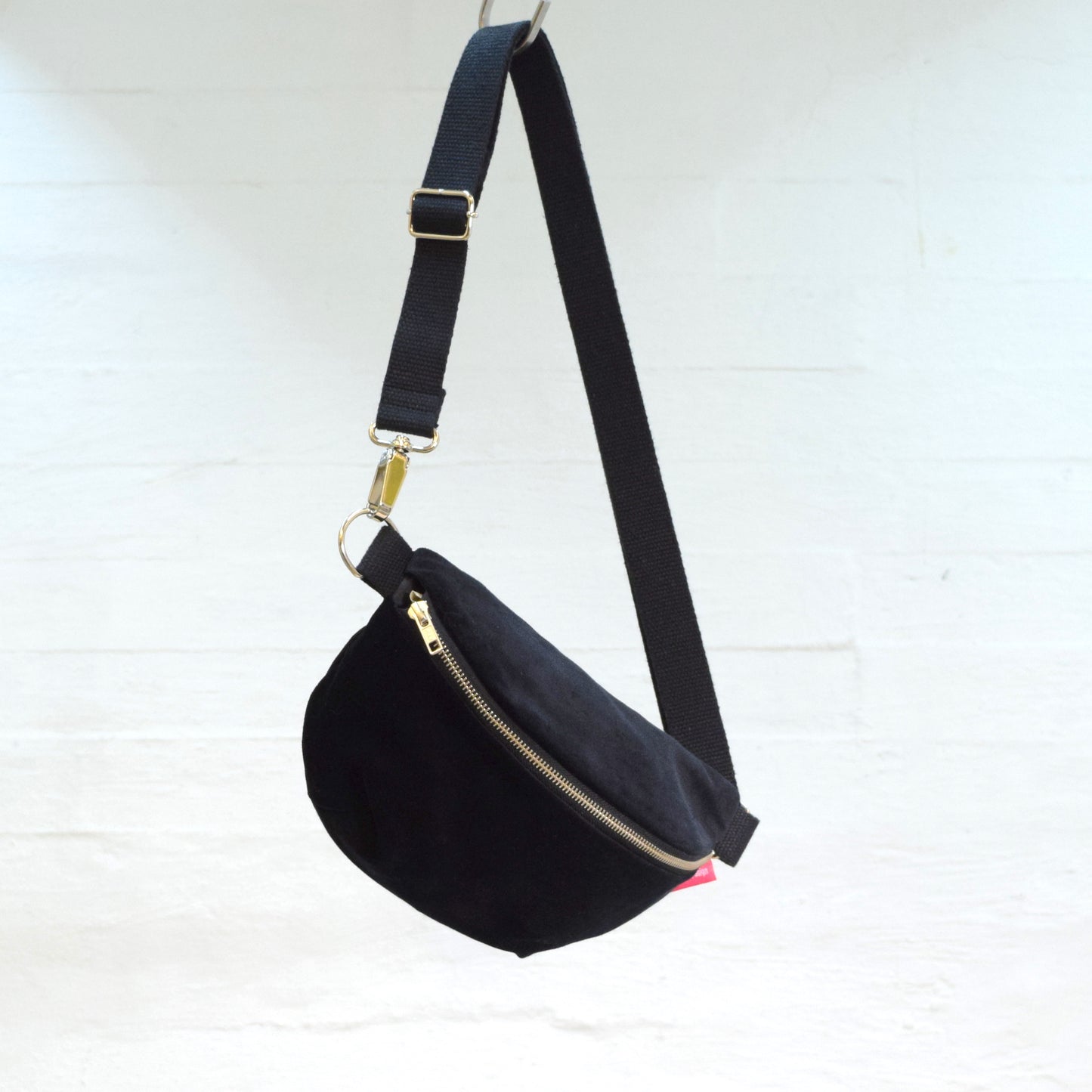 Olga crossbody-väska, slät sammet, svart