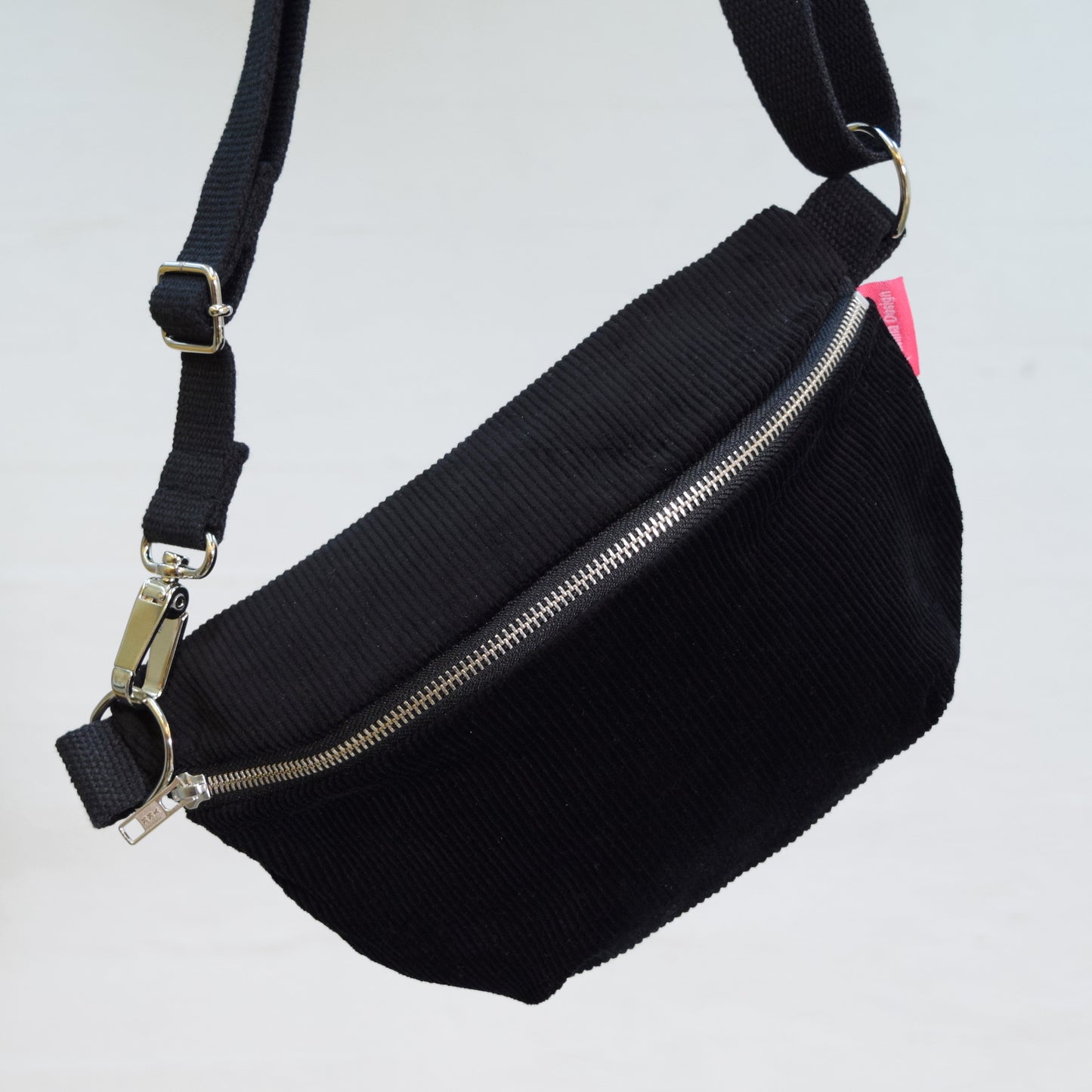 Aleksiina Design Olga crossbody -laukku vakosametti musta