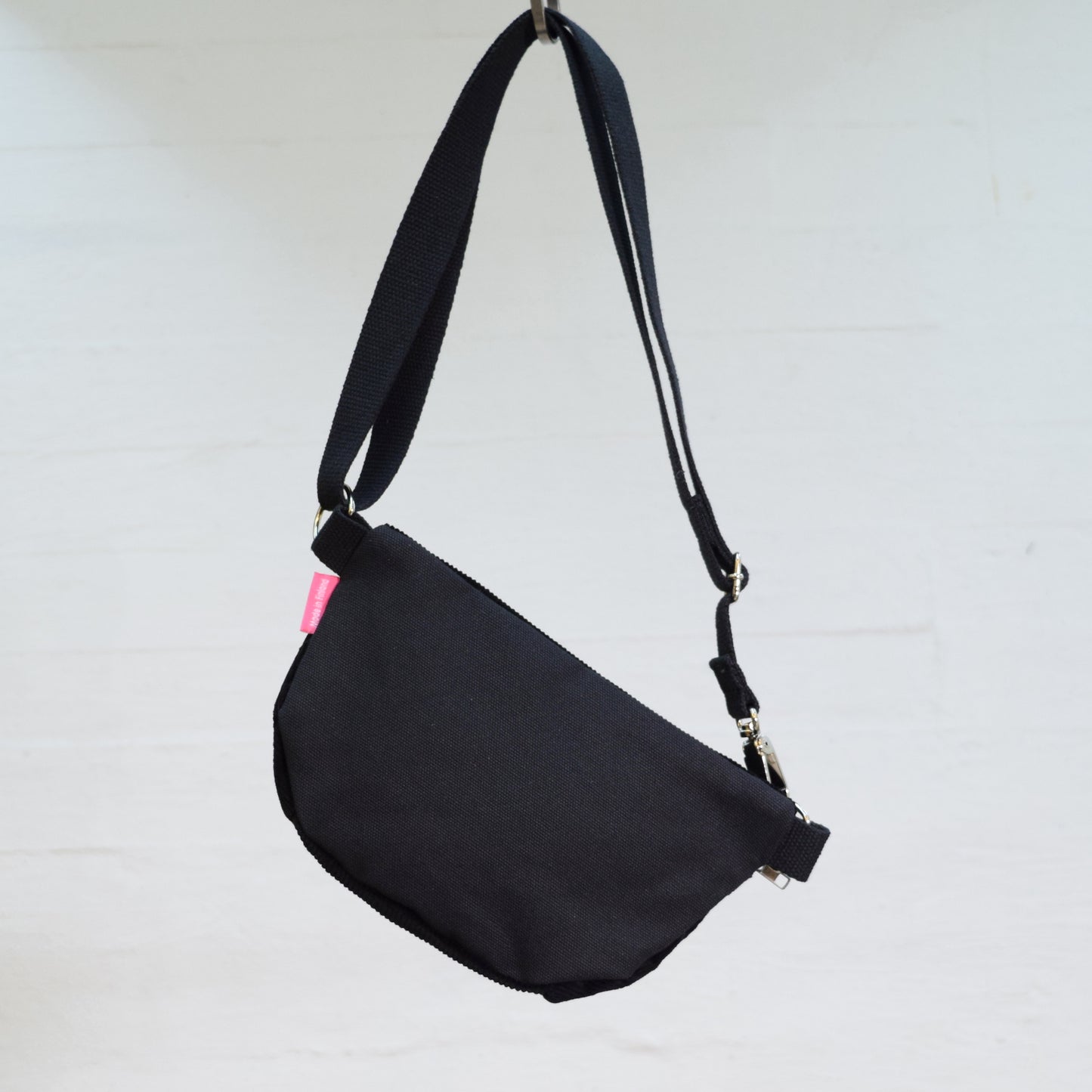 Aleksiina Design Olga crossbody -laukku vakosametti musta takaa