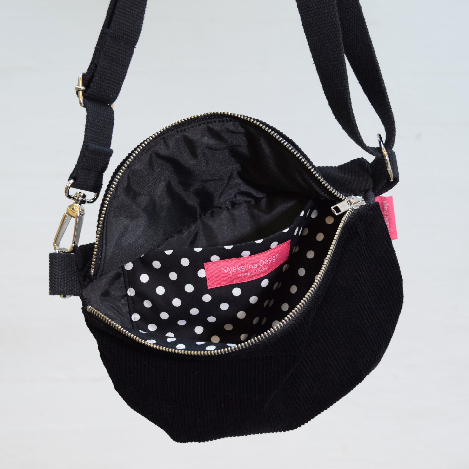 Aleksiina Design Olga crossbody -laukku vakosametti musta