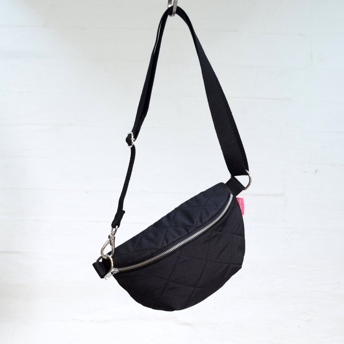 Aleksiina Design Olga Crossbody laukku, tikattu musta