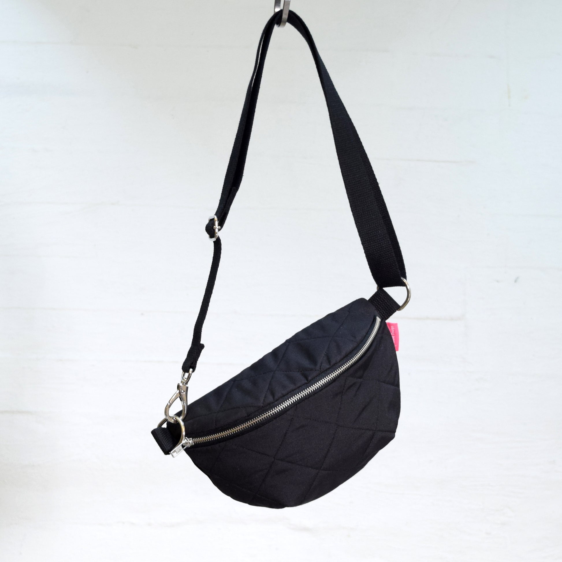 Aleksiina Design Olga Crossbody laukku, tikattu musta