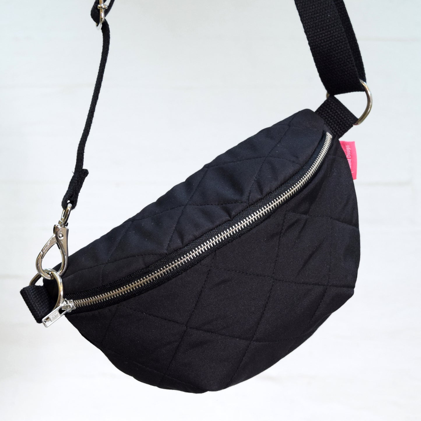 Aleksiina Design Olga Crossbody laukku, tikattu musta