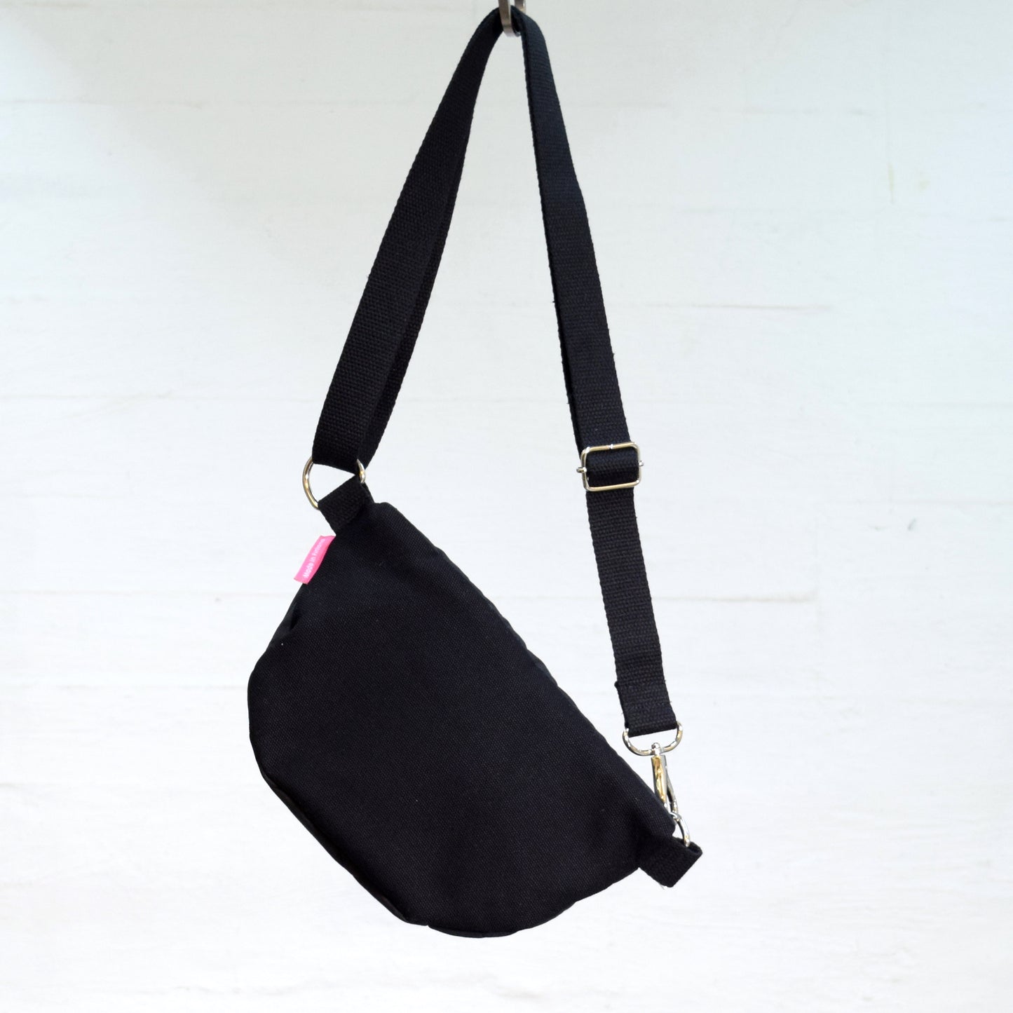 Aleksiina Design Olga Crossbody laukku, tikattu musta takaa