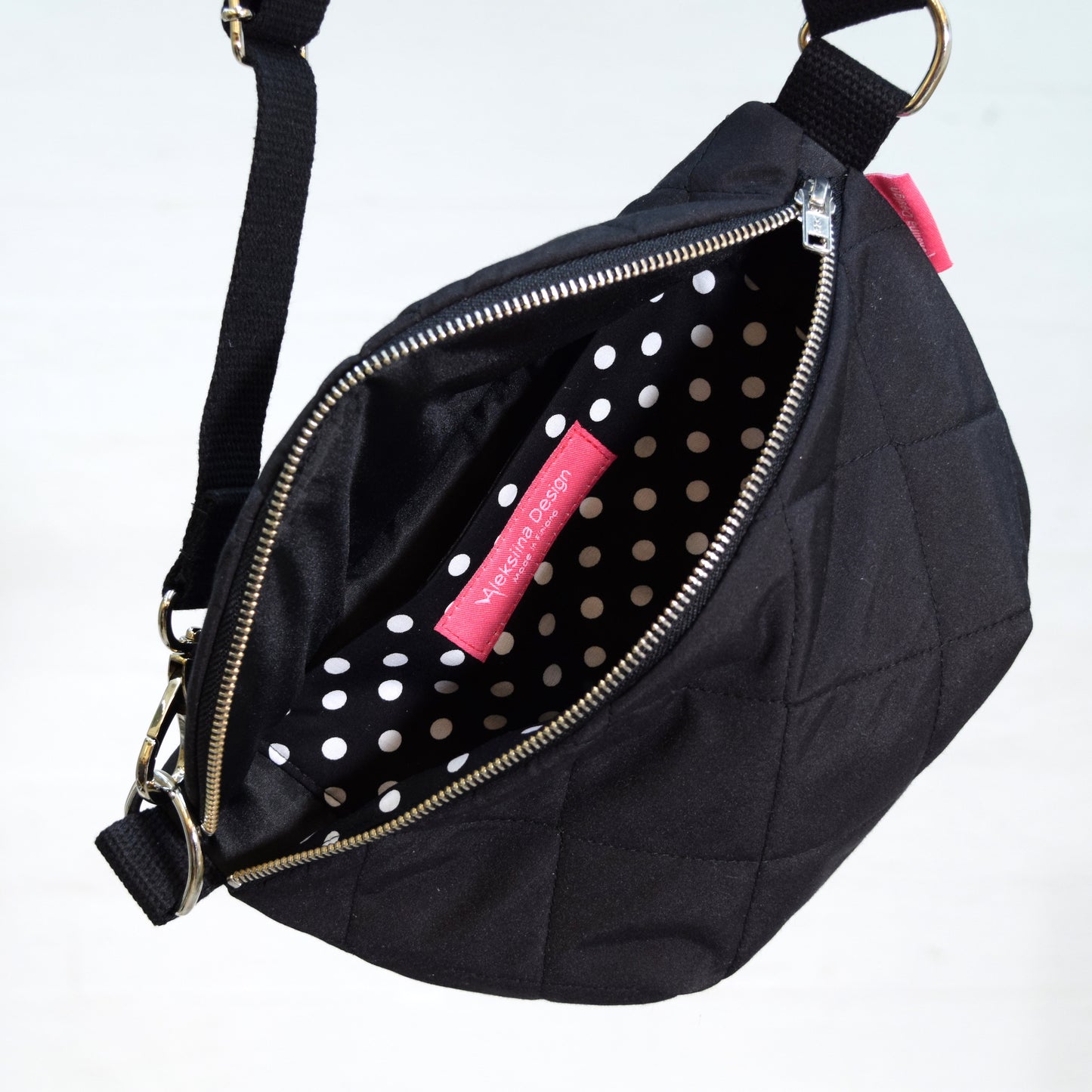 Aleksiina Design Olga Crossbody laukku, tikattu musta