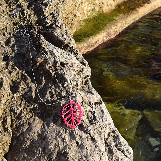 Aleksiina Design Lehti kaulakoru pinkki