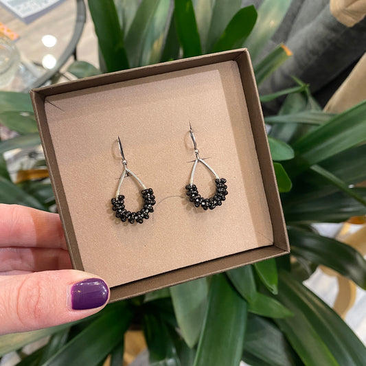 Mini Glasörhängen Droppiga Svarta
